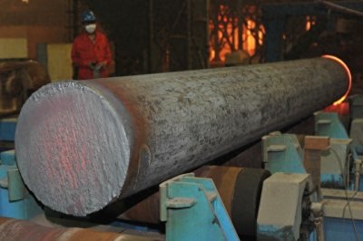 ​中国制造世界最大水压机，500吨钢锭10分钟成型，比美国先进30年