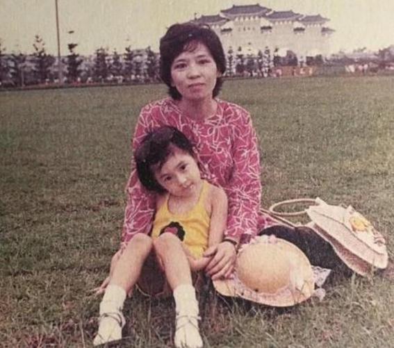 贾静雯三母女现状，女儿跟妈妈真是长得一模一样