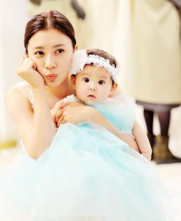 贾静雯三母女现状，女儿跟妈妈真是长得一模一样