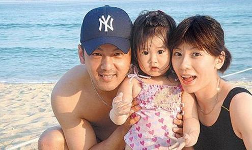 贾静雯三母女现状，女儿跟妈妈真是长得一模一样