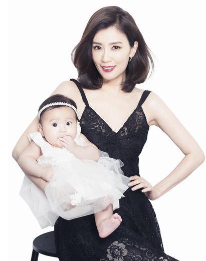 贾静雯三母女现状，女儿跟妈妈真是长得一模一样