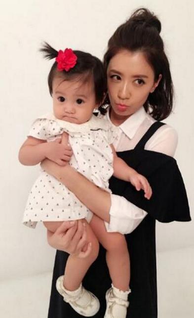 贾静雯三母女现状，女儿跟妈妈真是长得一模一样