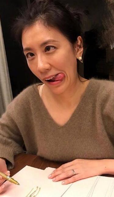 贾静雯三母女现状，女儿跟妈妈真是长得一模一样