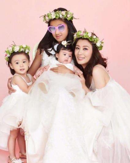 贾静雯三母女现状，女儿跟妈妈真是长得一模一样