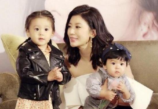 贾静雯三母女现状，女儿跟妈妈真是长得一模一样