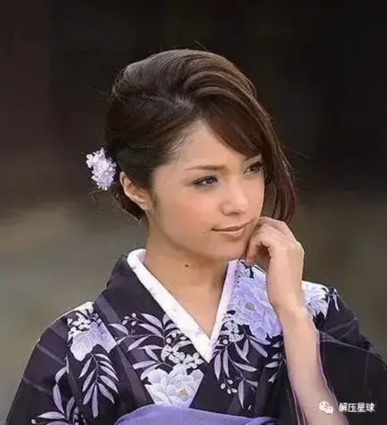 硬盘女神朝美穗香美图分享，才艺比肩苍老师！