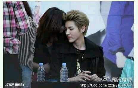 赵雅琳坐鹿晗大腿图片 赵雅琳为什么打伯贤