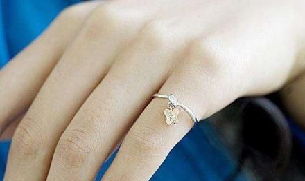 戒指戴在小手指上是什么意思