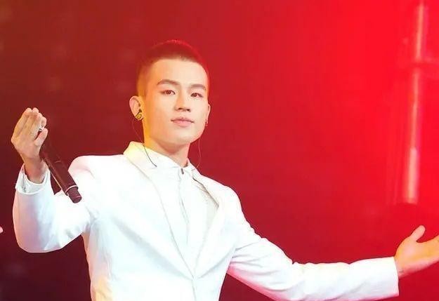 快男欧豪女朋友图片（欧豪与高马尾女生拥抱又被拍）