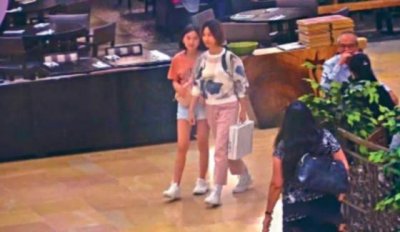 ​张家辉老婆个人资料 张家辉妻子关咏荷和女儿逛街照片