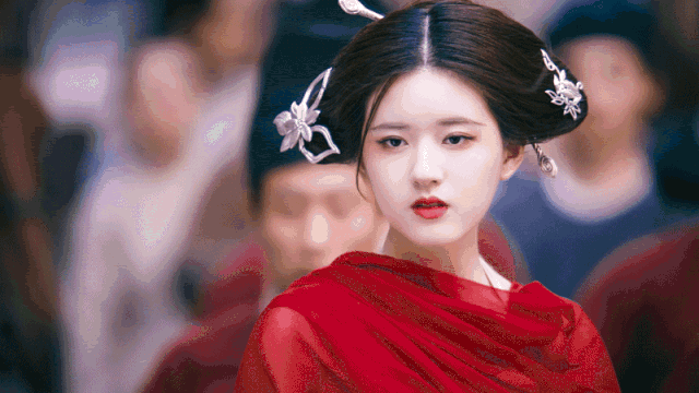 从95花扛把子到被热搜败掉路人缘，赵露思的问题出在哪？