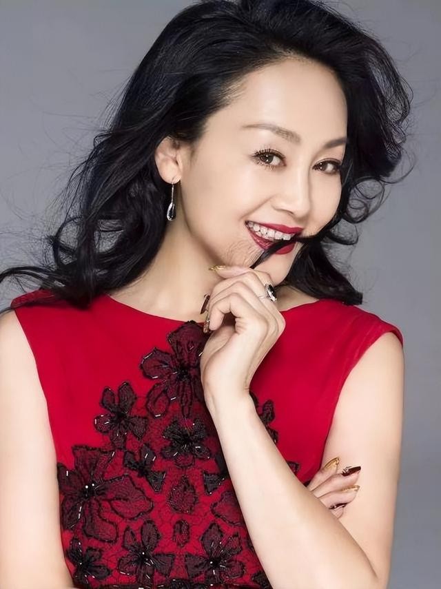 王王姬现任老公图片（姬丈夫高峰抛下一切远赴美国求爱）