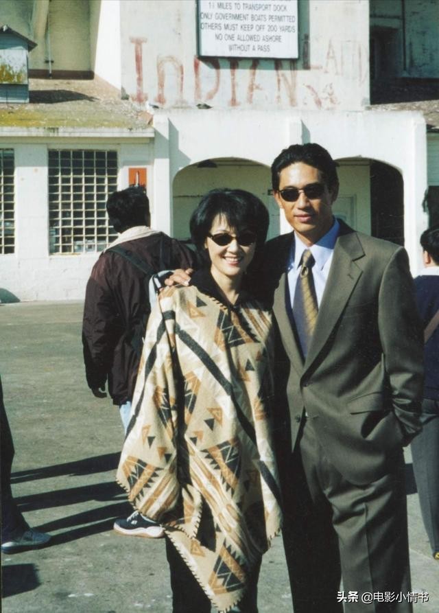 王王姬现任老公图片（姬丈夫高峰抛下一切远赴美国求爱）