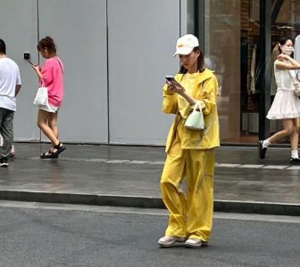 ​何超莲带妈逛街太有范儿，被疑要投资新业务，与窦骁新婚甜蜜