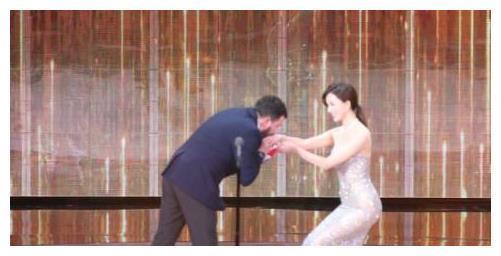 林志玲穿裙弯腰再现“礼貌腿”网友：志玲姐姐情商高，有涵养