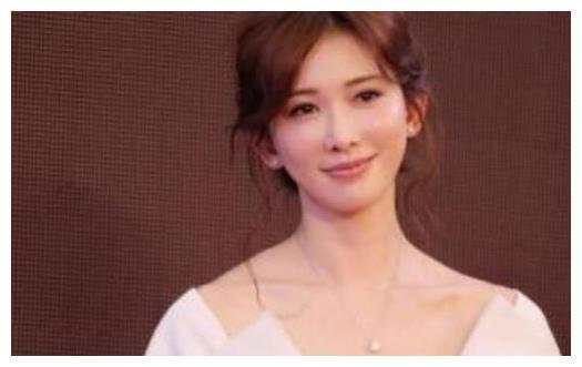 林志玲穿裙弯腰再现“礼貌腿”网友：志玲姐姐情商高，有涵养