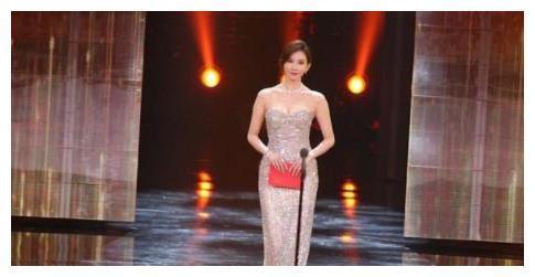 林志玲穿裙弯腰再现“礼貌腿”网友：志玲姐姐情商高，有涵养