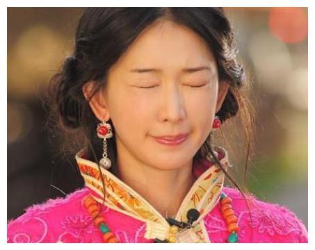 林志玲穿裙弯腰再现“礼貌腿”网友：志玲姐姐情商高，有涵养