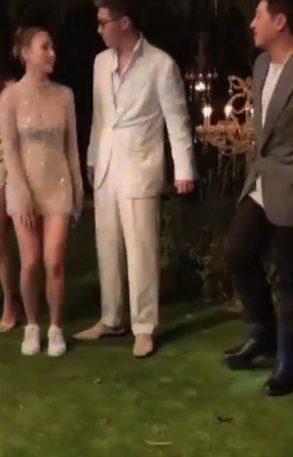 潘玮柏在窦骁婚礼上唱歌 