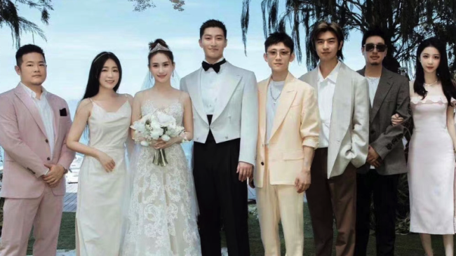 潘玮柏在窦骁婚礼上唱歌 