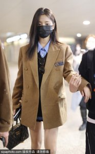 ​杨超越身穿 JK 制服青春活力 长发披肩下衣失踪秀美腿