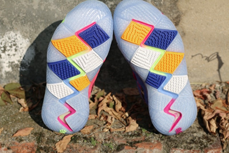 《米饭原创》nike欧文4鸳鸯配色，美如画的实战球鞋！欧蜜在哪里