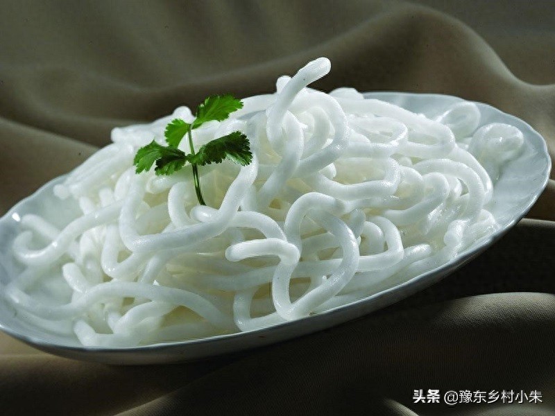 土豆粉这样做，一碗不够吃，做法简单，大人小孩都爱吃