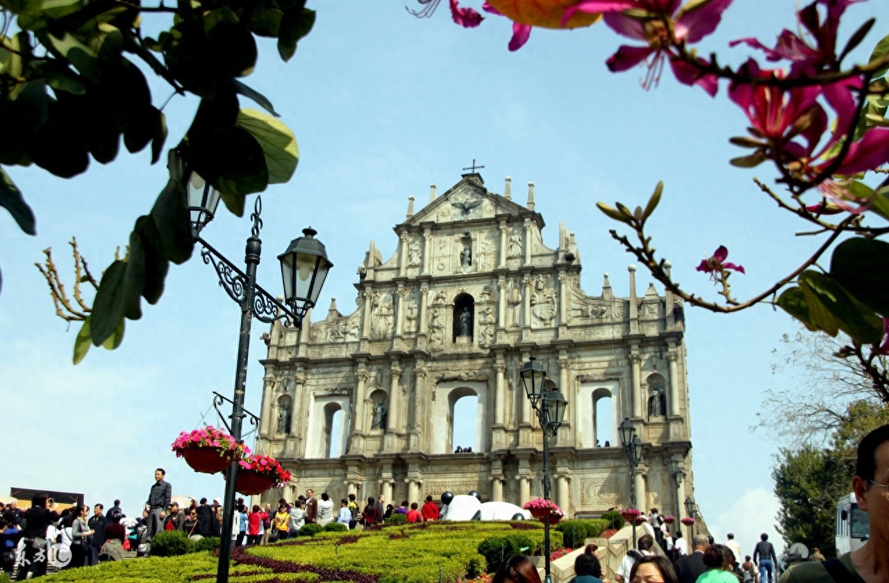 七子之歌中的“七子”是指这7个地区，但有一个还没回归