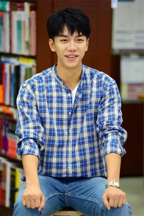 韩国人气偶像李昇基