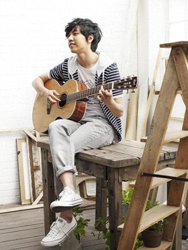 韩国人气偶像李昇基