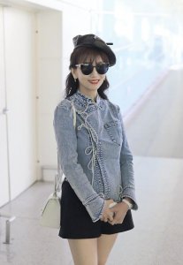 ​赵雅芝牛仔装配贝雷帽造型释出 少女感满满