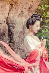 ​晴雯之死：她背后的真实身份与不寻常的内幕