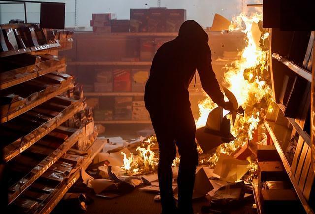 吉米秀主持人就黑人之死怒呛特朗普：从白宫赶走他，他双标又暴力