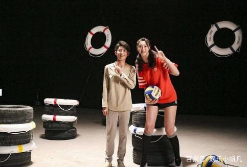 张一山跟惠若琪拍照,一米八的身高被碾压,惠若琪:这真的不怪我