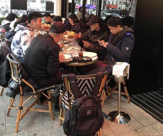 吴秀波儿子近照罕见曝光,身材高大!波叔自侃圆滑这样给儿子取名