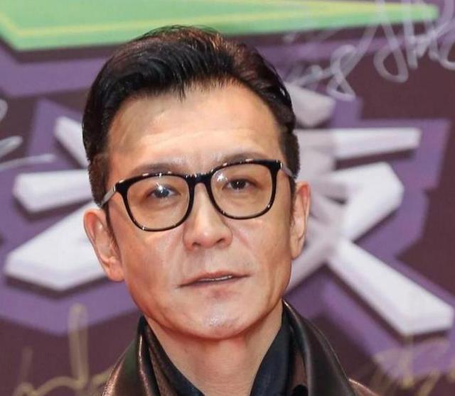 曾经的“央视一哥”李咏终于换发型了,网友:变帅了,像吴彦祖