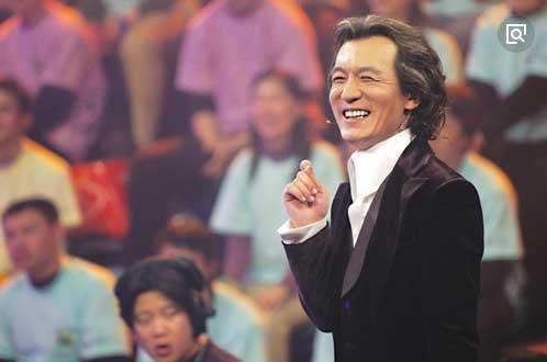 曾经的“央视一哥”李咏终于换发型了,网友:变帅了,像吴彦祖