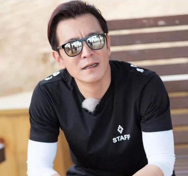 曾经的“央视一哥”李咏终于换发型了,网友:变帅了,像吴彦祖