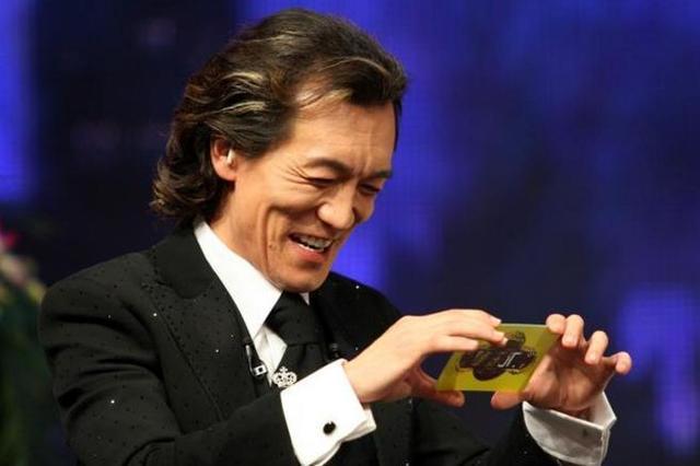 曾经的“央视一哥”李咏终于换发型了,网友:变帅了,像吴彦祖