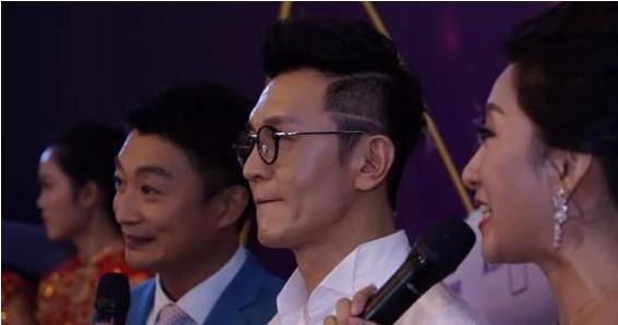 曾经的“央视一哥”李咏终于换发型了,网友:变帅了,像吴彦祖
