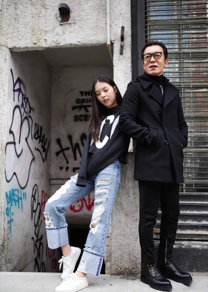 曾经的“央视一哥”李咏终于换发型了,网友:变帅了,像吴彦祖