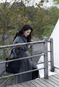 ​48岁的刘涛愣是把自己穿成了28岁的模样，新烫的油画卷发型