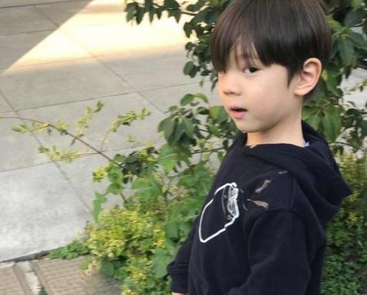 霍思燕儿子嗯哼近照曝光:越长越帅,还会体贴疼人,颜值直逼杜江