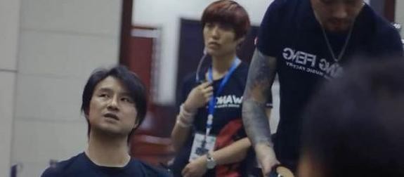 因为不戴眼镜上了头条,汪峰还发文回应:“我能说啥呢,我那无处安放的眼镜……”