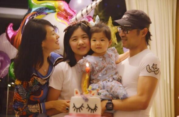 汪峰大女儿微博曝光，首个关注后妈章子怡，却没关注亲妈！