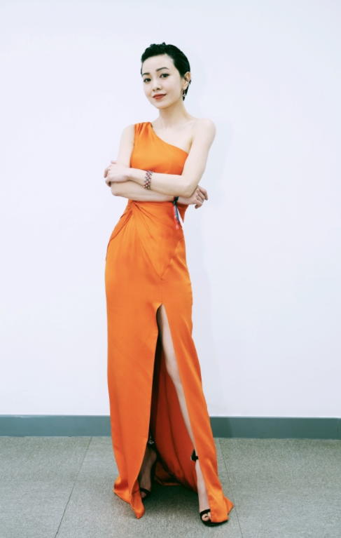 郭采洁终于高调起来,穿深V领亮片裙走T台真美,身高不够气场来凑