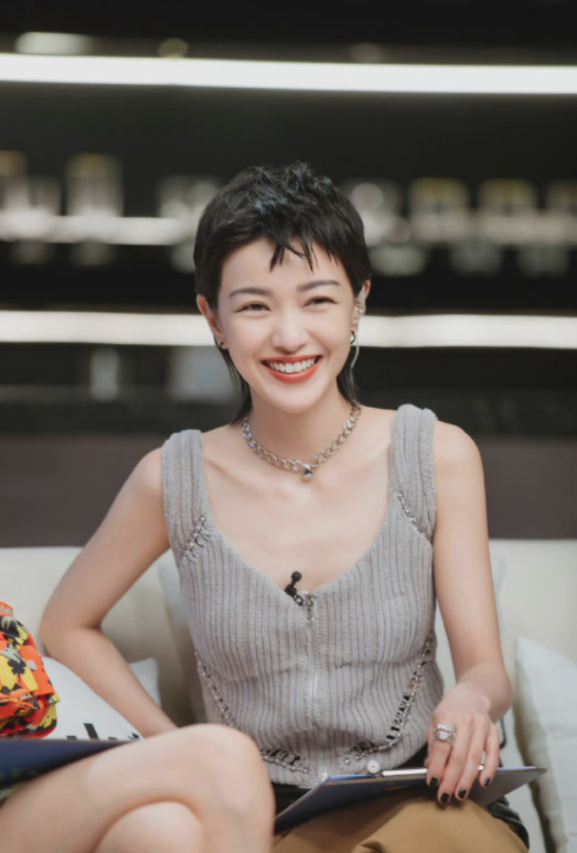 郭采洁终于高调起来,穿深V领亮片裙走T台真美,身高不够气场来凑