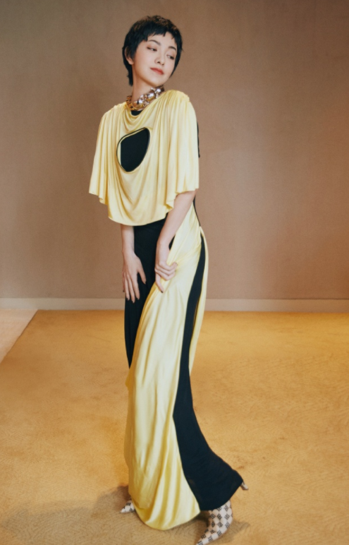 郭采洁终于高调起来,穿深V领亮片裙走T台真美,身高不够气场来凑