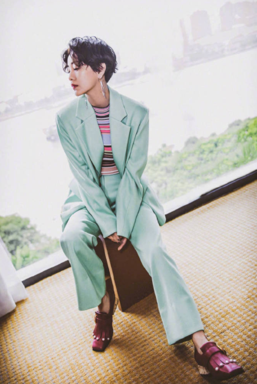 郭采洁终于高调起来,穿深V领亮片裙走T台真美,身高不够气场来凑