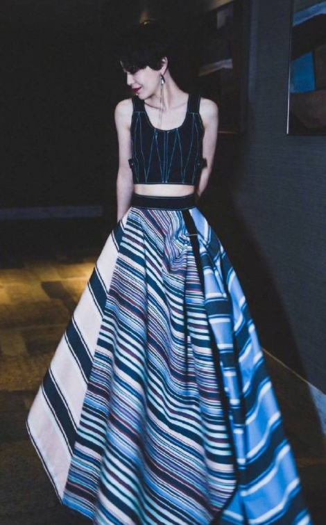 郭采洁终于高调起来,穿深V领亮片裙走T台真美,身高不够气场来凑